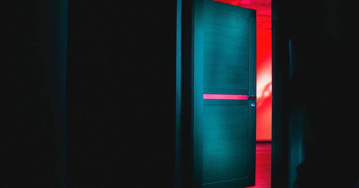 Netradičná farba dverí v interiéri oživí vašu domácnosť