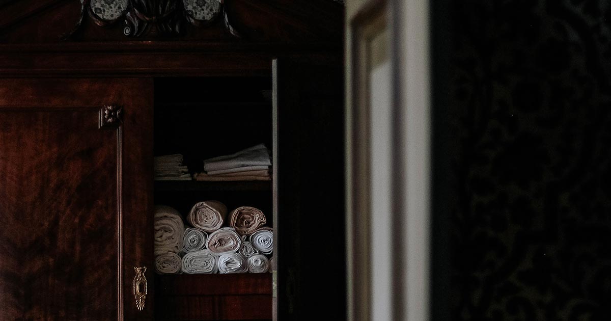 Renovácia starej skrine s kriedovými farbami Vintro