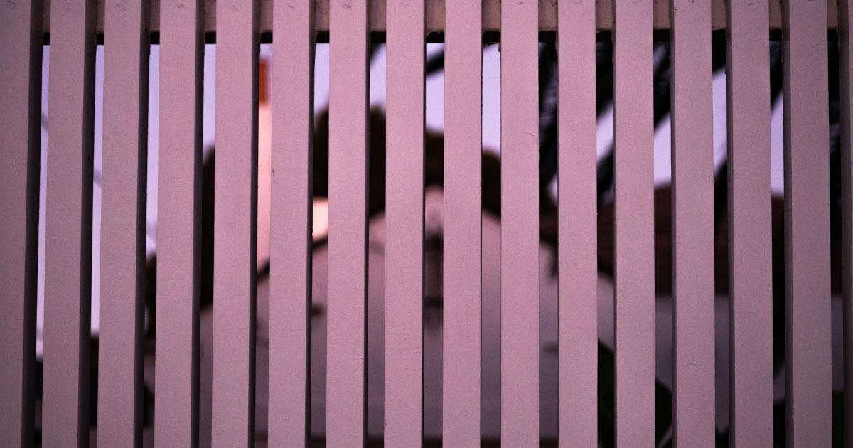 Obnovte svoj starý plot s farbami a lakmi Vintro