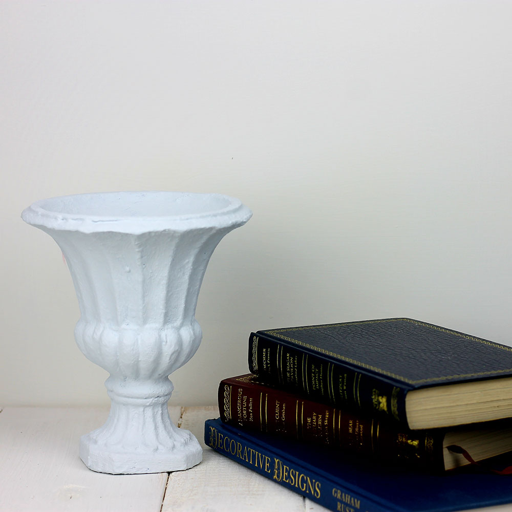 chalk-paint-beau-blue-with-books-vintro-1