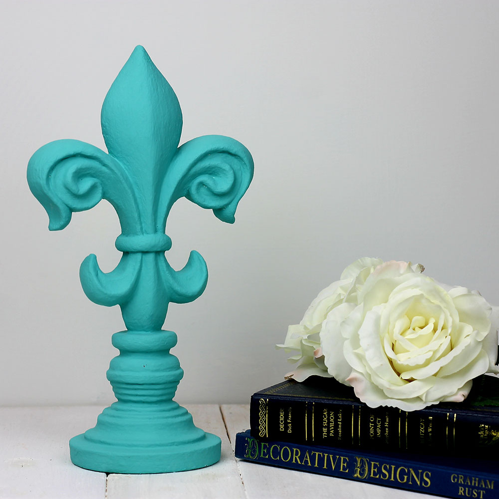 chalk-paint-blue-green-christabelle-with-books-vintro-2