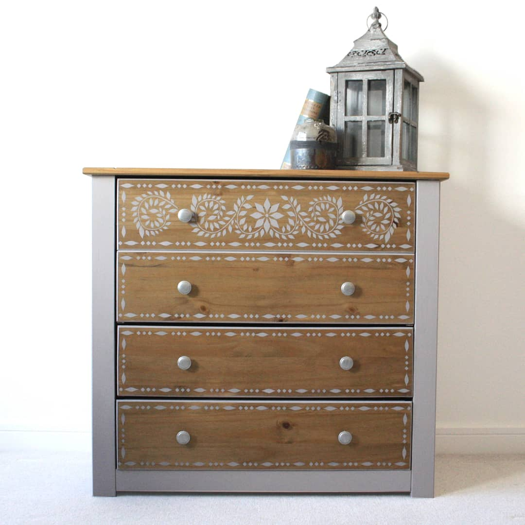 chalk-paint-grey-paloma-with-stencil-on-drawers-vintro-2