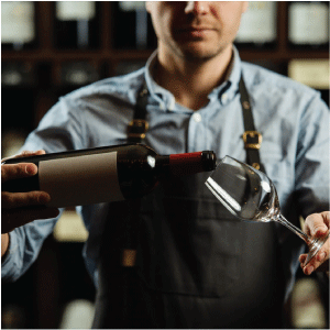 Všetko, čo potrebujete vedieť o dekantácii vína a dekantéroch