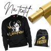 Matná zlatá nažehlovací fólie na textil – role s pohledem na strukturu a povrch, ukázka aplikace na černou mikinu s parodií na Harryho Pottera a nápisem „Lukas Potter“ a na černý vak s nápisem „Golden Frizer“ a motivem nůžek.