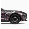 Ukázka použití lesklé růžové samolepicí fólie na vozidle – dekorace v podobě růžových srdíček a nápisu VinylArt