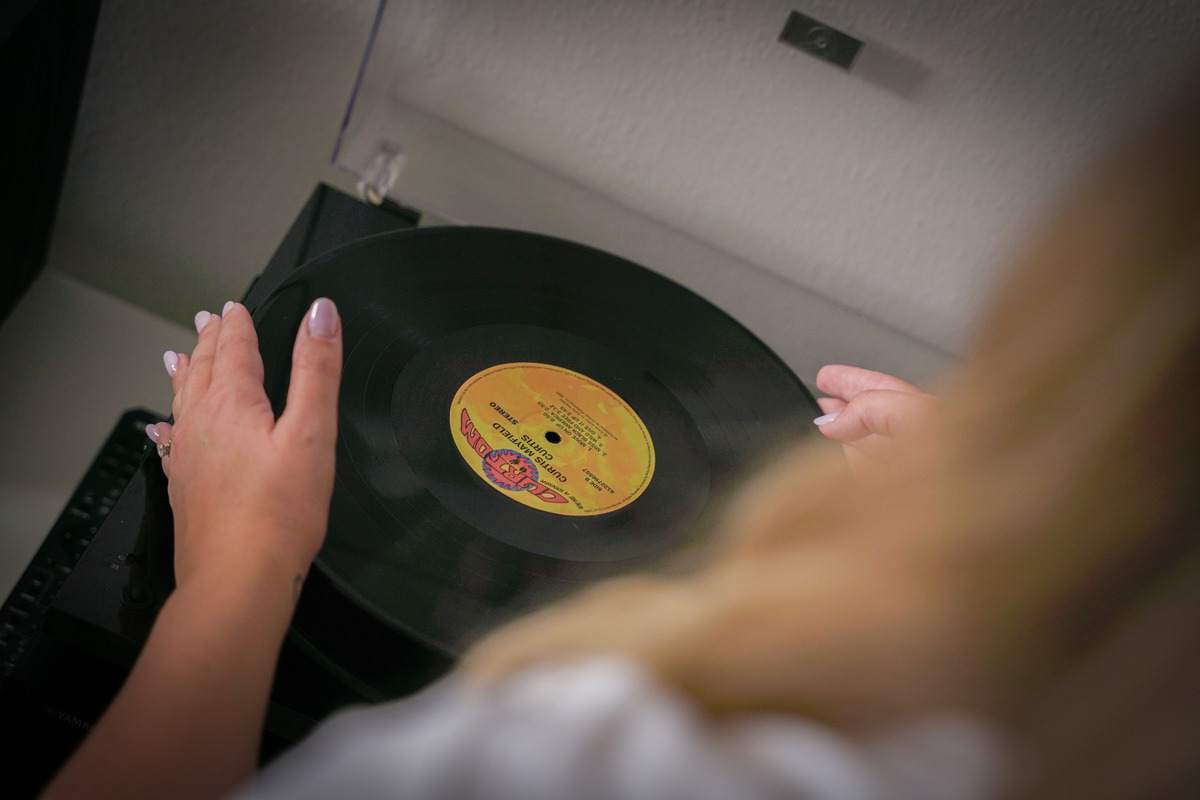 Jaký je rozdíl mezi černým a barevným vinylem?