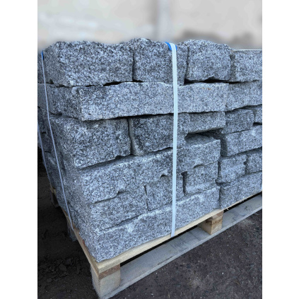 Žulový krajník štípaný