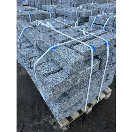 Žulové palisády štípané