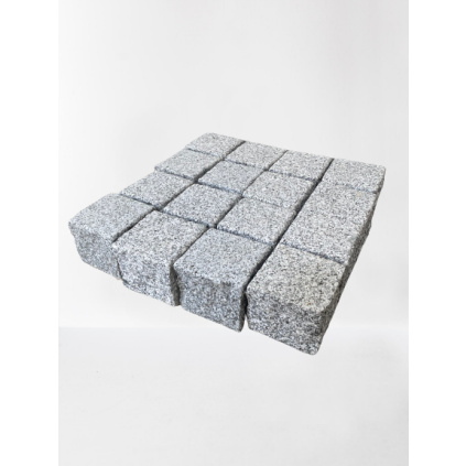 Žulová kostka Natural Bergama grey granite - strojně štípaná/řezaná a pochozí strana tryskaná