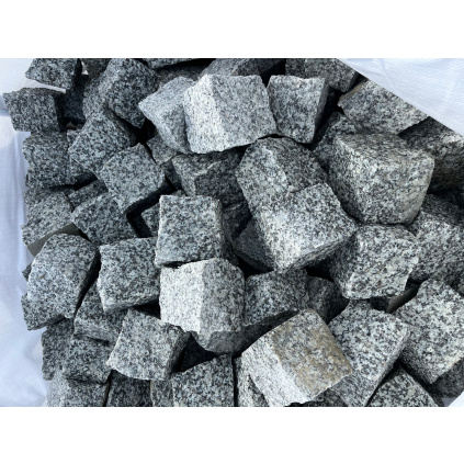 Žulová kostka štípaná grey granite 4 cm - 6 cm, cena za 1 tunu