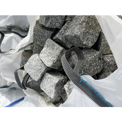 Žulová kostka štípaná grey granite 8 cm - 11 cm, cena za 1 tunu