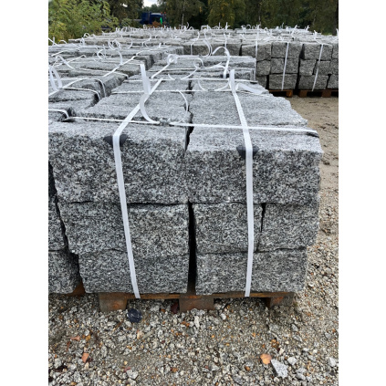 Žulový krajník velký štípaný