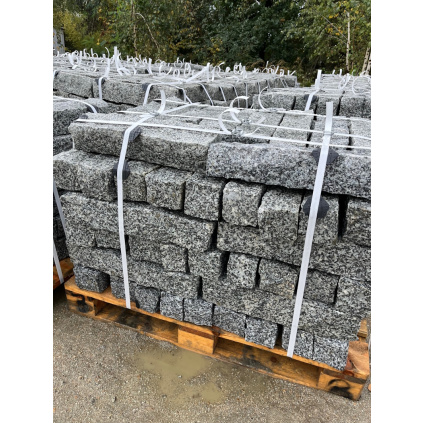 Žulové palisády štípané