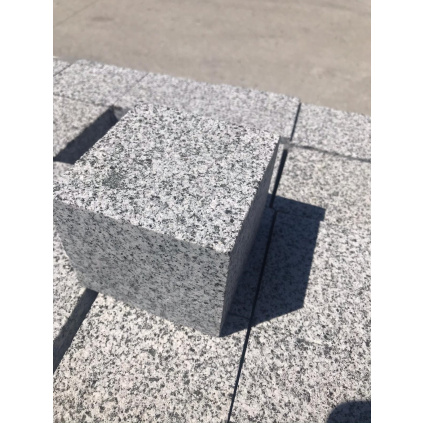 Žulová kostka Bergama grey granite - strojně řezaná