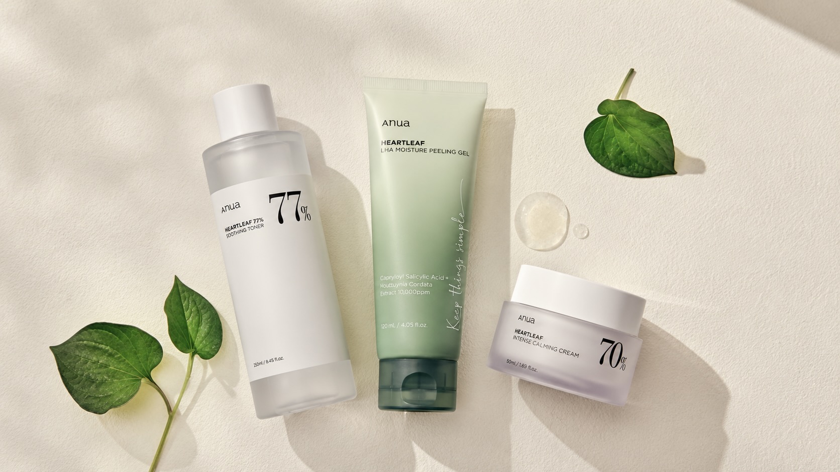 Flatlay produktů Anua Heartleaf – zklidňující toner, peelingový gel a krém pro podrážděnou pleť