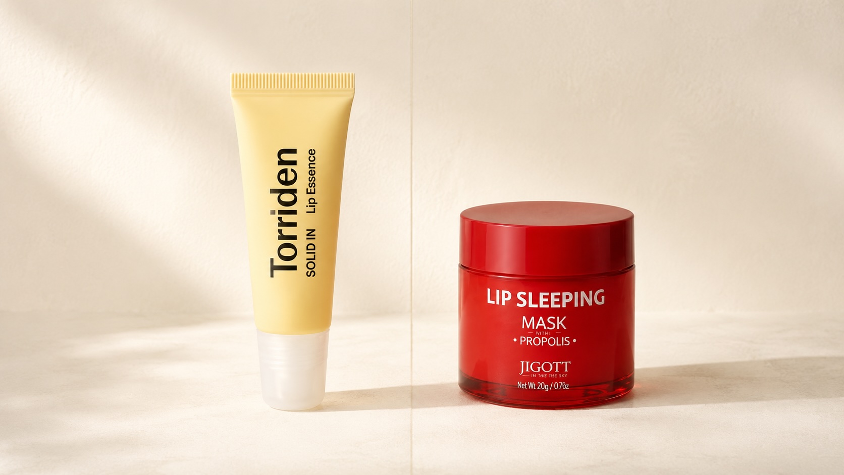 Srovnání lip essence a noční masky na rty vedle sebe