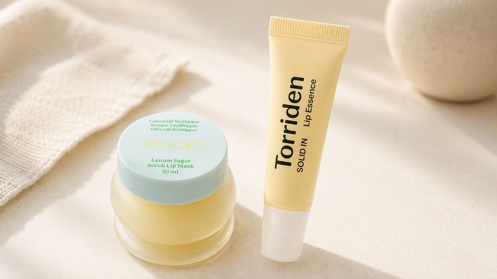Scrub maska na rty a lip essence vedle sebe jako večerní a následná ranní péče