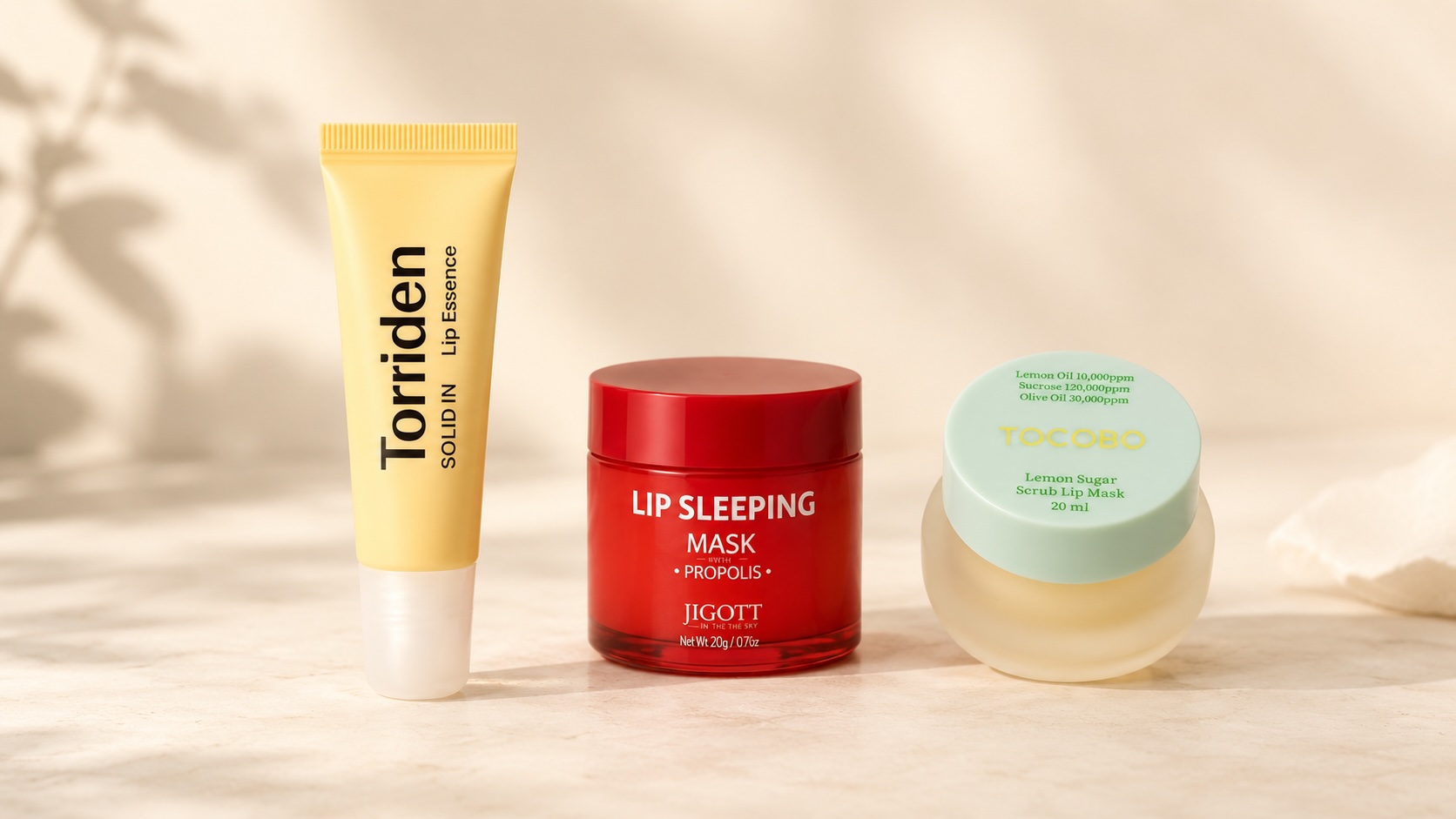 Rutina s produkty na péči o rty seřazenými v pořadí použití – lip essence, noční maska a scrub