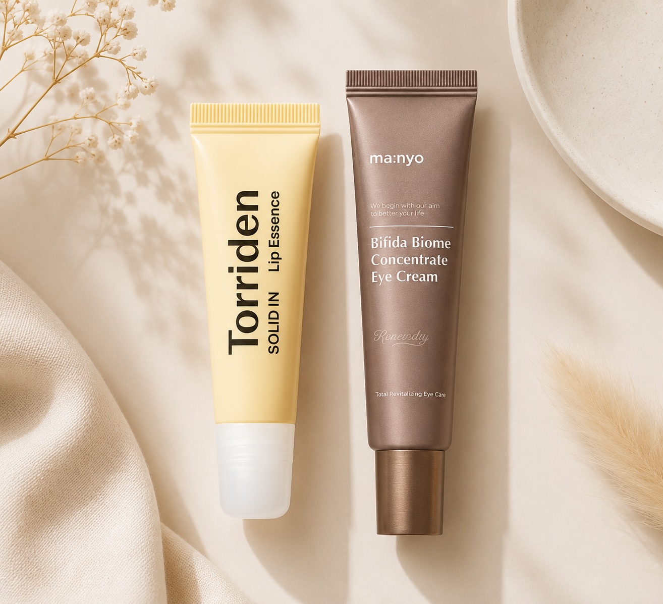 Péče o rty a oční okolí – Torriden Solid-in Lip Essence a Ma:nyo Bifida Biome Eye Cream, flatlay
