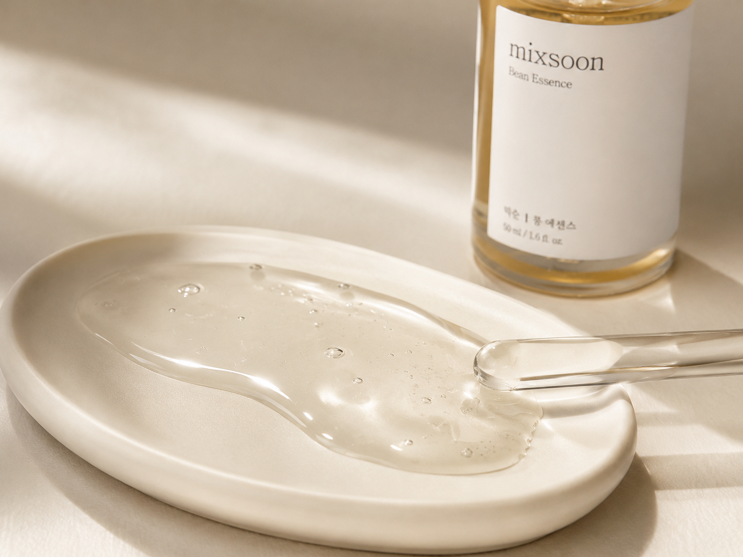 Detail textury Mixsoon Bean Essence jako fermentované esence pro pleť, která není hladká na dotek