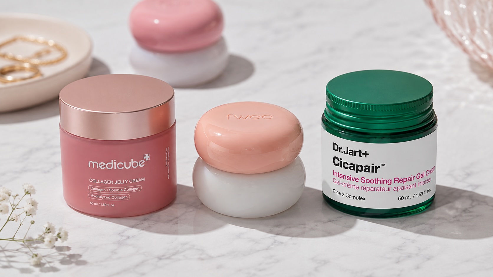 Flatlay tří sběratelských K-beauty produktů s výraznou texturou a obalem