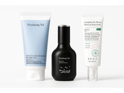 Dárková navy krabice se zlatou stuhou a třemi produkty: Pyunkang Yul Low pH Cleansing Foam (100 ml), Pyunkang Yul Black Tea Enriched Serum (30 ml) a AXIS-Y Complete No-Stress Physical Sunscreen SPF 50+ (50 ml); minimalistické světlé pozadí, pánský anti-age set