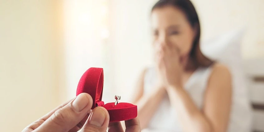 Ako zladiť zásnubný prsteň s obrúčkou