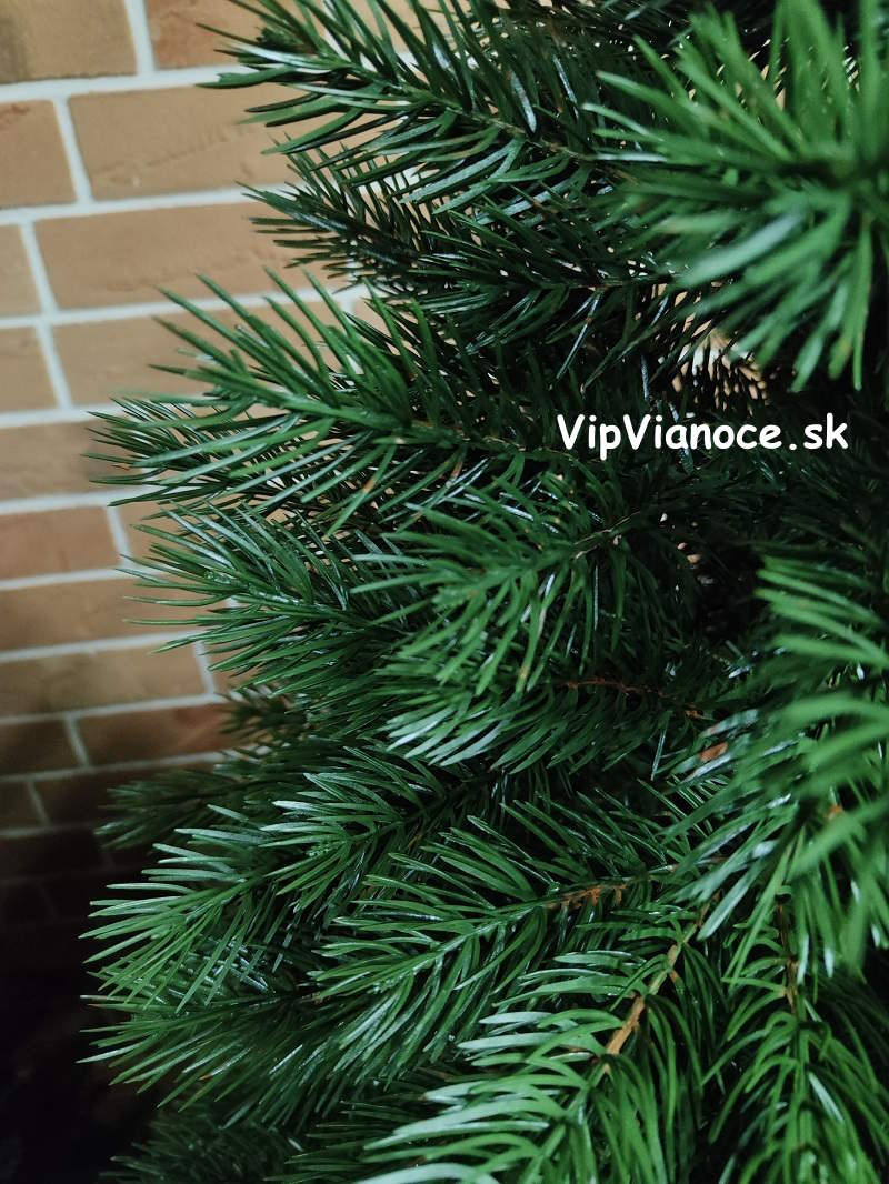 kompaktny-uzky-vianocny-stromcek