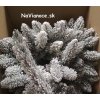 biely snehový zasnežený vianočný stromček