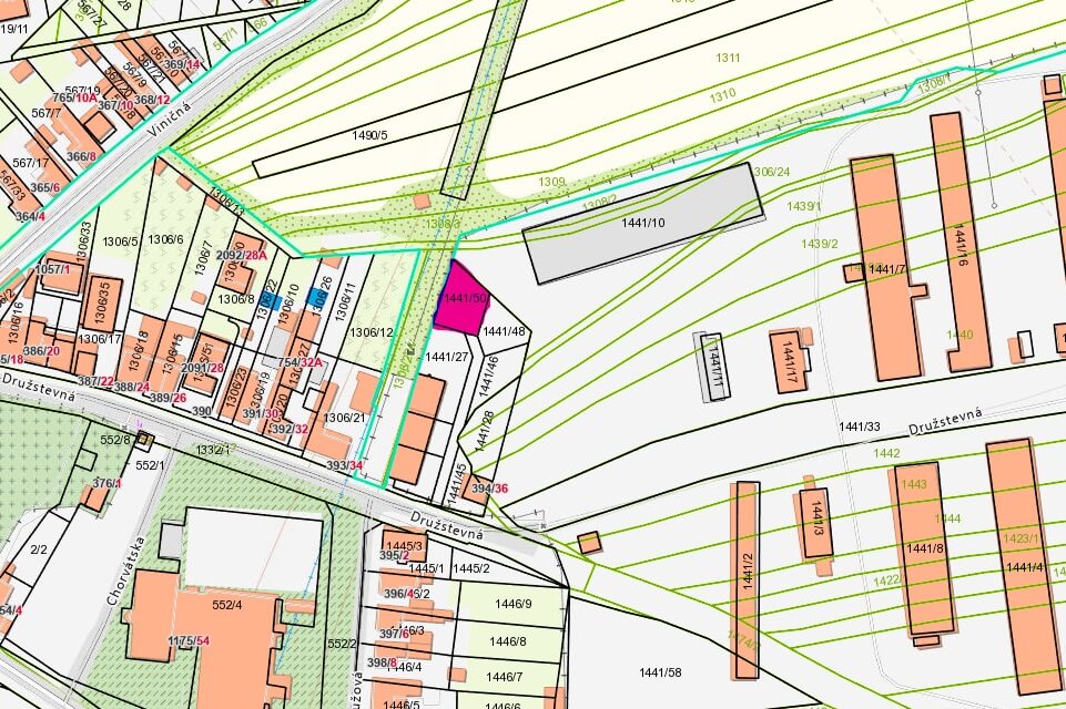 Pozemok v priemyselnej zóne 300m2, len 12km od BA