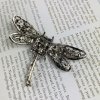 Brošňa vážka - strieborná s čiernymi kamienkami