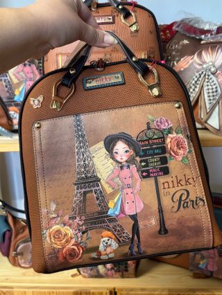 Nádherné kabelky z kolekcie EMILY GOES PARIS s milovaným Parížom 🤎 Celá kolekcia dostupná tu :...