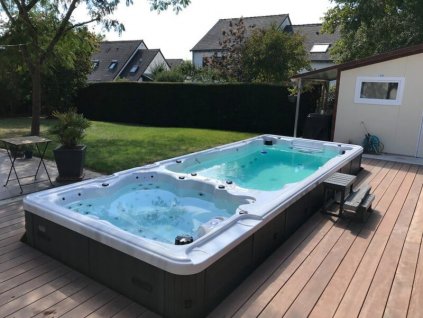 SwimSpa 801 – plávacia vírivka v záhrade pri terase, celkový pohľad na inštaláciu