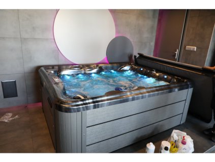 Bočný pohľad na vírivku Home v akrylátovej farbe Midnight Opal (antracit), moderné domáce wellness