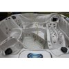 Detail interiéru vírivky New Maximus Oyster Opal – ergonomické sedadlá a riadiacy systém Balboa
