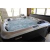 Hydromasážna vírivka Life 220×220×90 cm pre 5 osôb umiestnená v interiéri.