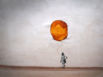 girl with baloon