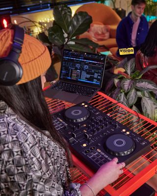 Varování: po zakoupení Pioneer DJ DDJ-FLX4 hrozí náhlé sebevědomí a potřeba říkat „let’s gooo“ před každým dropem 🚀🔥 Právě...