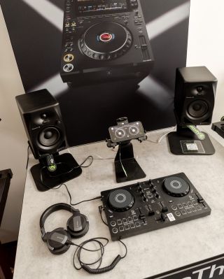 🔥 Rozjeď tu nejlepší house party s jedním jediným balíčkem! 🔥 Chtěl bys začít mixovat, ale nevíš, jak poskládat techniku...