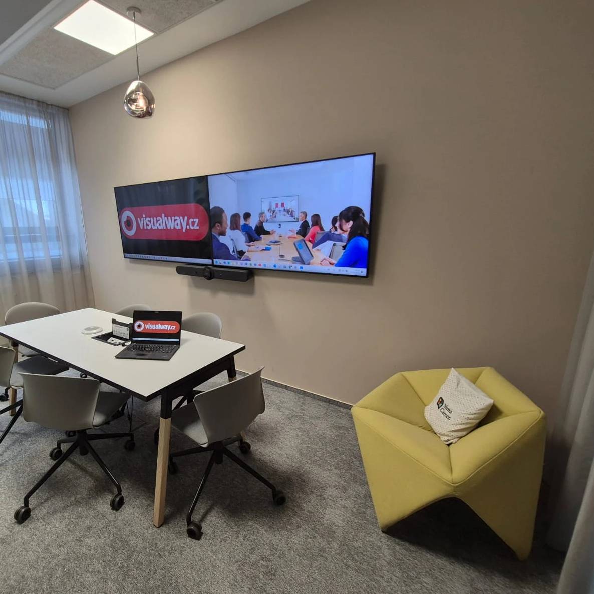 Moderní videokonferenční místnost střední velikosti