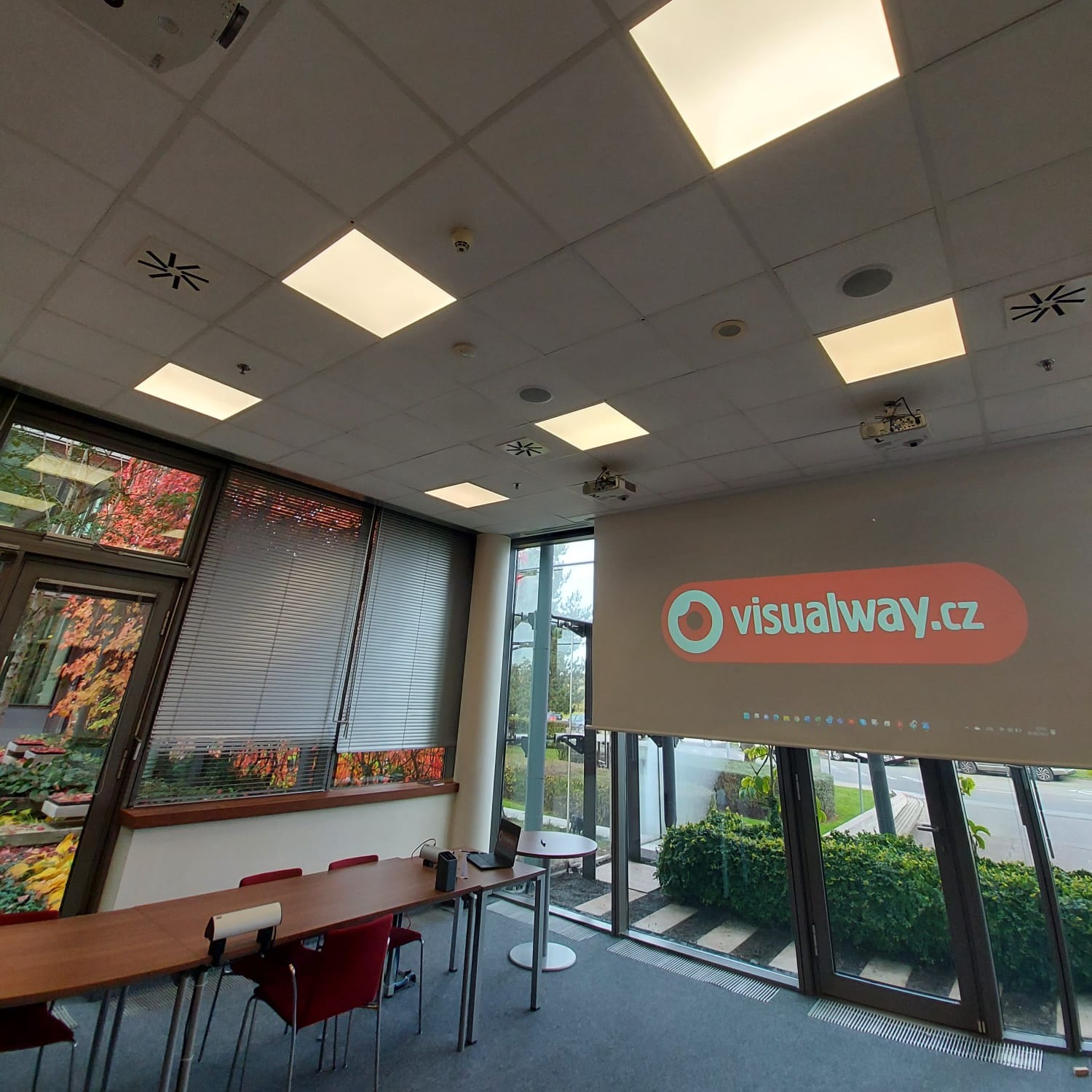 Moderní zasedací místnost s trojicí projektorů