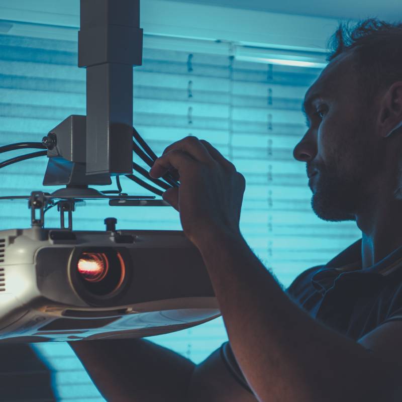 Nezvaný host a jeho azyl v projektoru