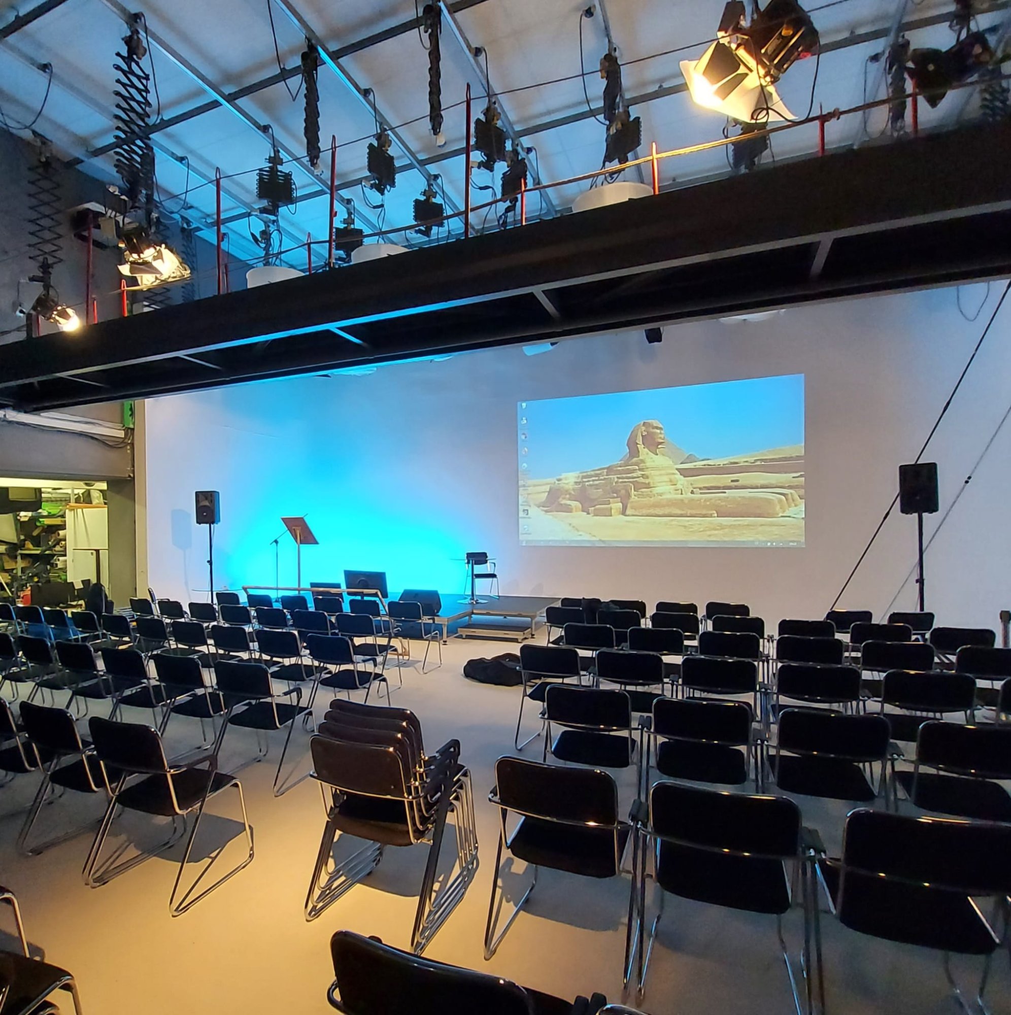 Projekce v prostorech VAC Vahler Art Company