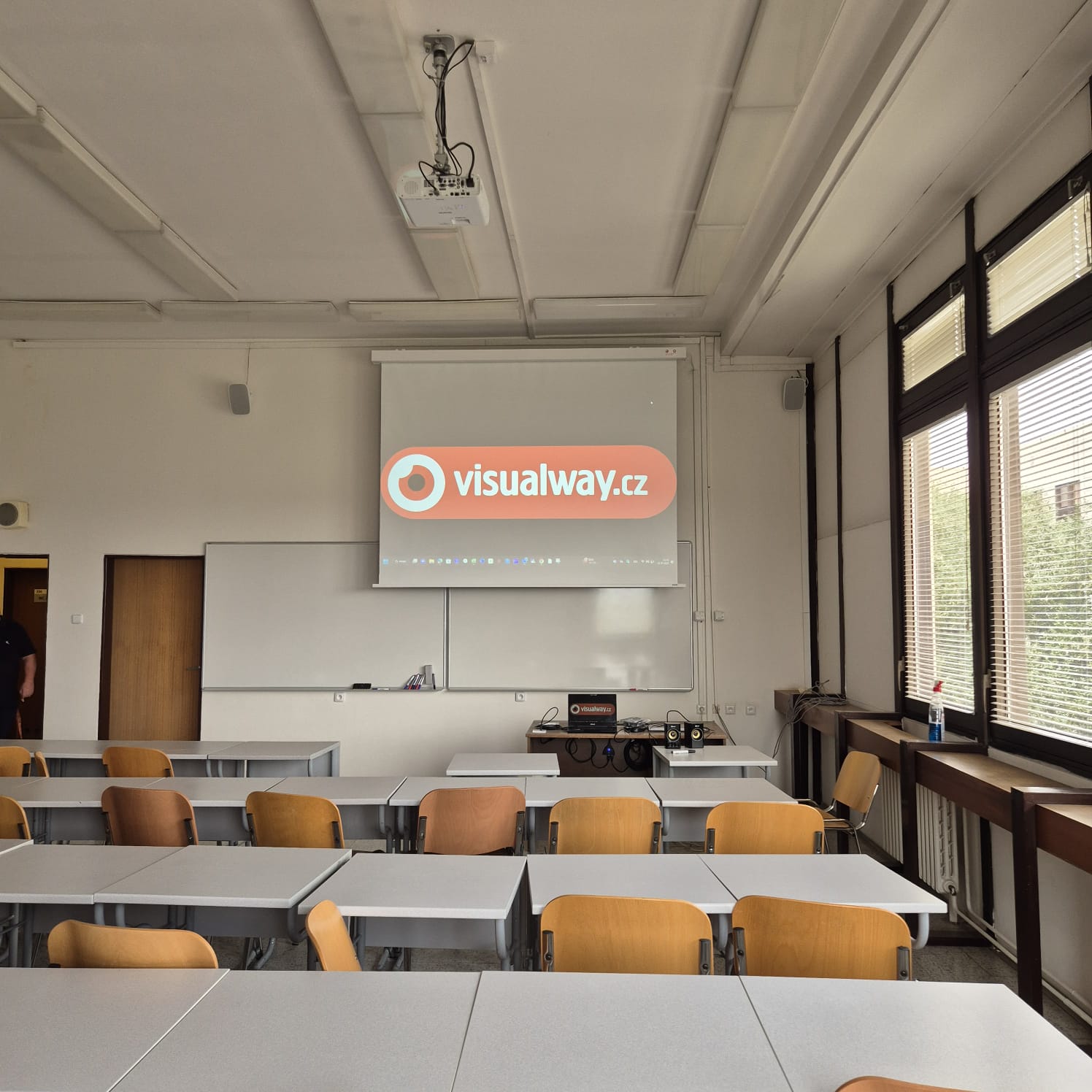 Učebny vybavené laserovými projektory