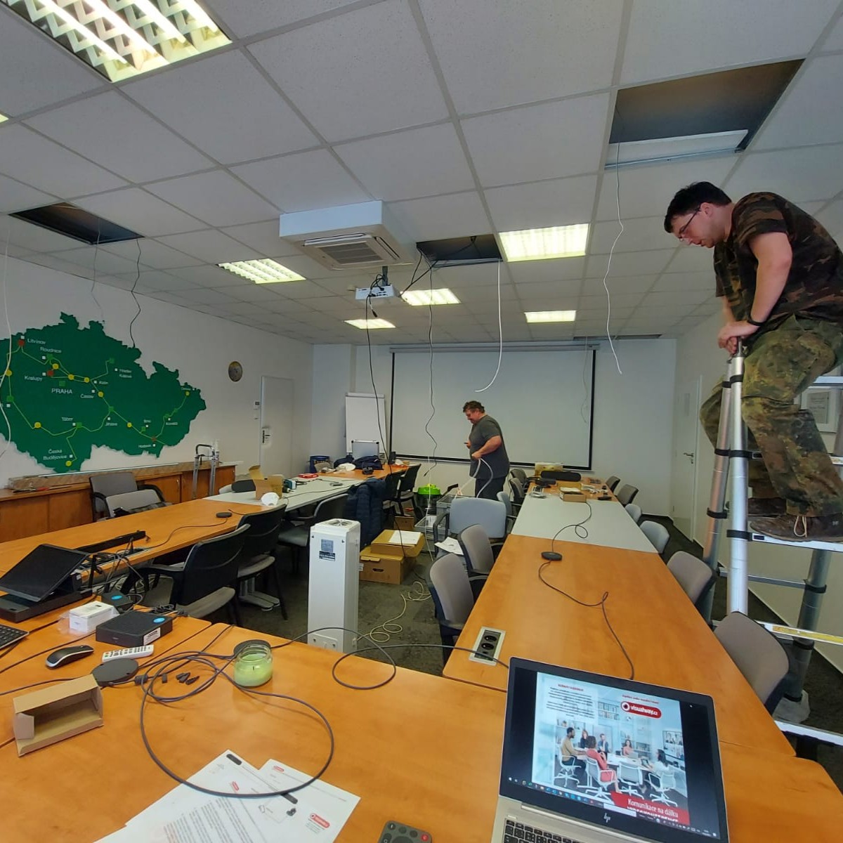 Technici instalace AV