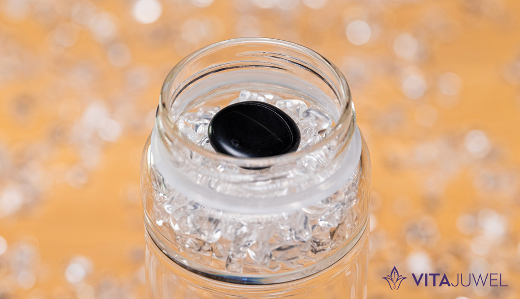Minerál obsidián v láhvi na pití Inu