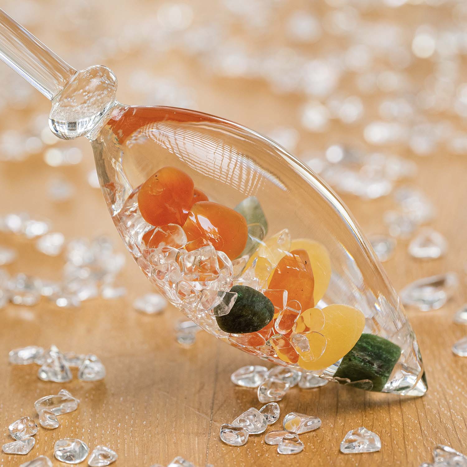 Skleněná fiola s drahokamy, jade, jadeit, nefrit, karneol, křišťál, oranžový kalcit