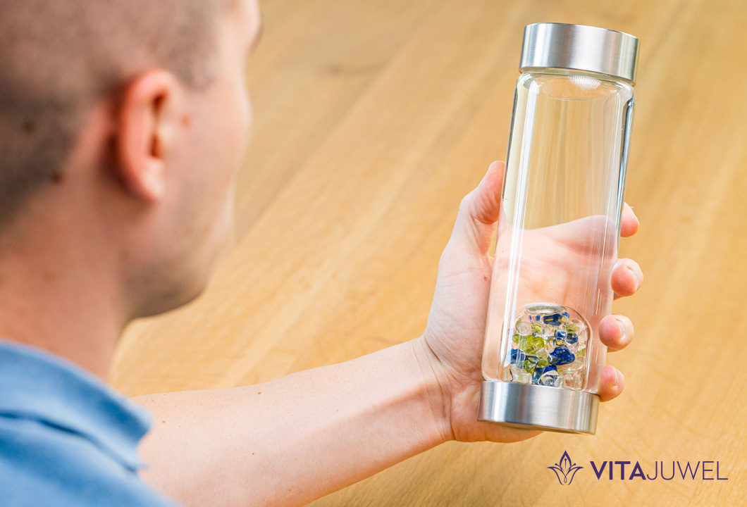 Fľaša na vodu ViA Aqualibrium s drahokamami od VitaJuwel