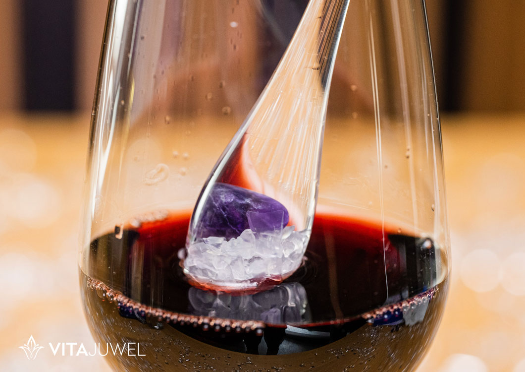 Fiolino, osobná fiola v pohári s červeným vínom