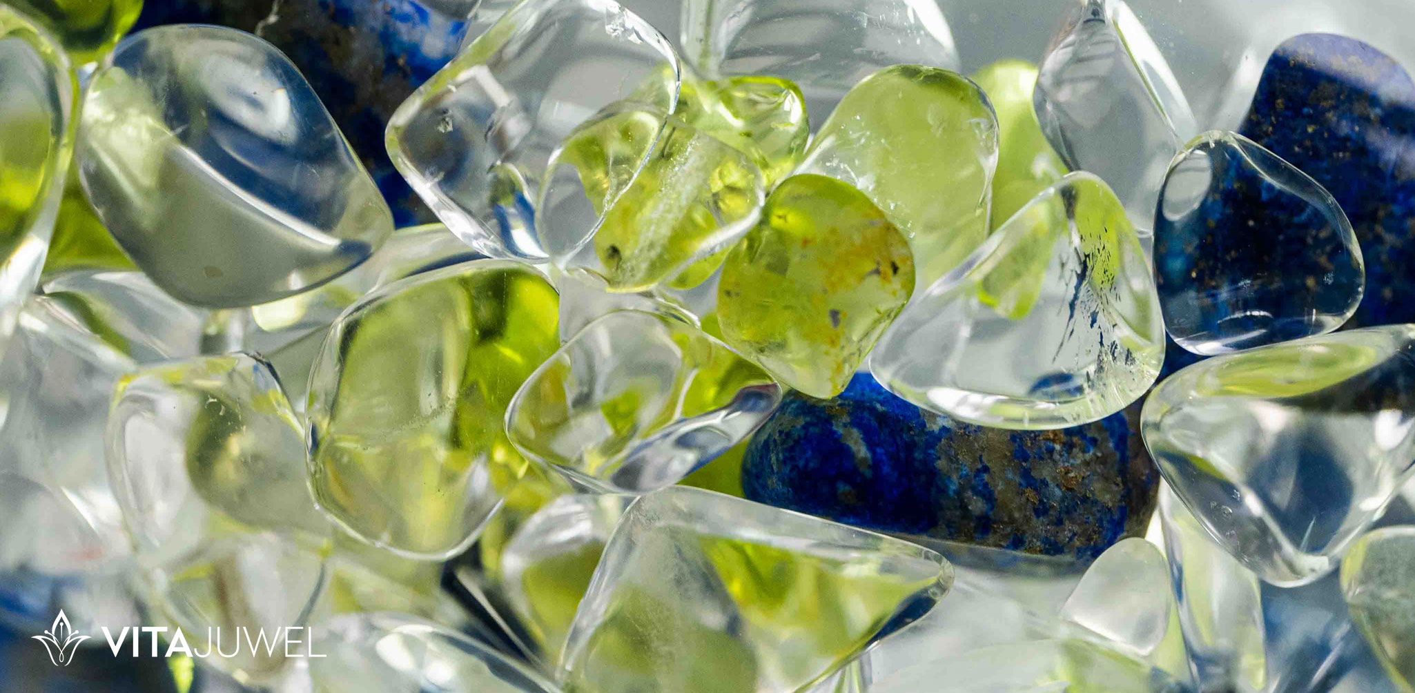 Zmes drahých kameňov, peridot, olivín, lapis lazuli, krištáľ